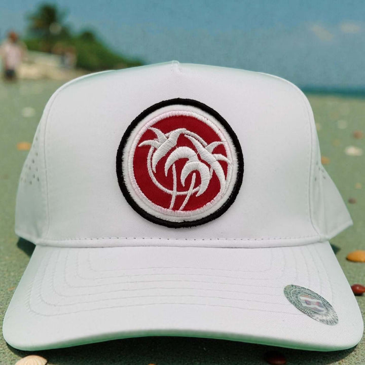 Rojo Negro cap featuring a round palm tree logo on a white background, ideal for performance and style.