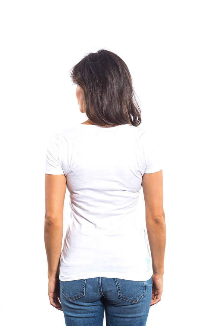 Back view of a woman wearing a white shirt, showcasing the fit of the Breezy women&